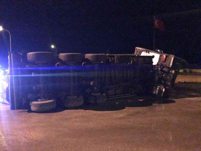 Un yüklü tır devrildi, faciadan dönüldü