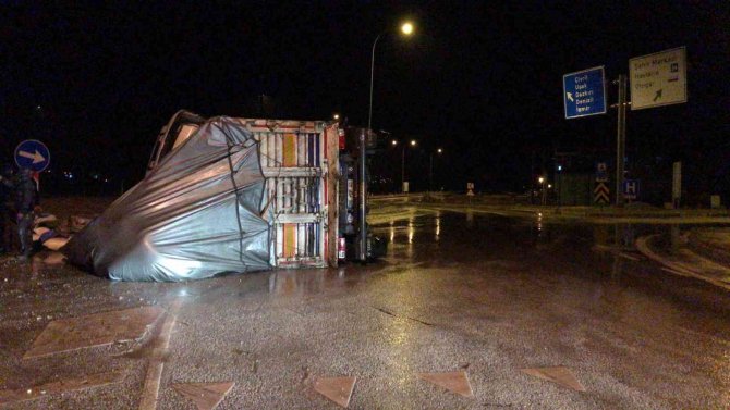 Un yüklü tır devrildi, faciadan dönüldü