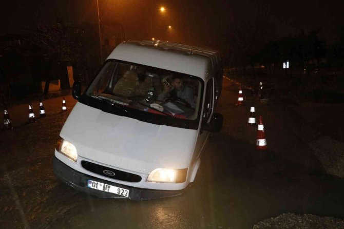 Adana’da sağanak yağış sebebiyle yol çöktü, bir araç mahsur kaldı
