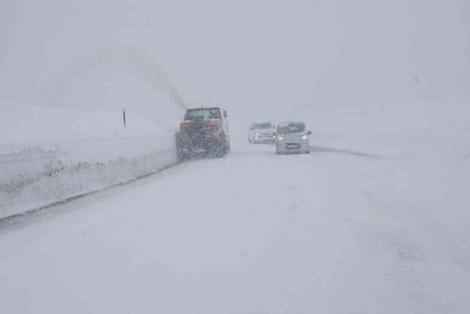 Antalya-Konya karayolunda kar kalınlığı 50 santimetreye ulaştı