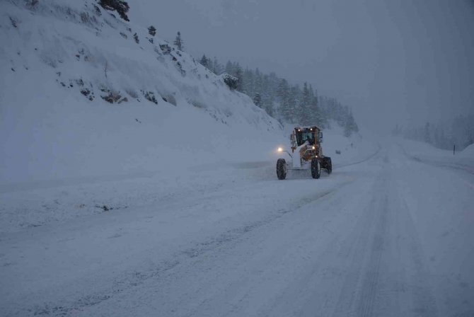 Antalya-Konya karayolunda kar kalınlığı 50 santimetreye ulaştı