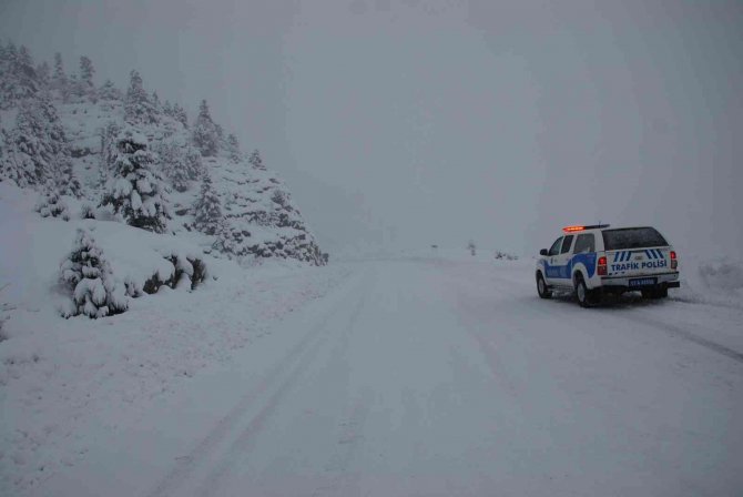 Antalya-Konya karayolunda kar kalınlığı 50 santimetreye ulaştı