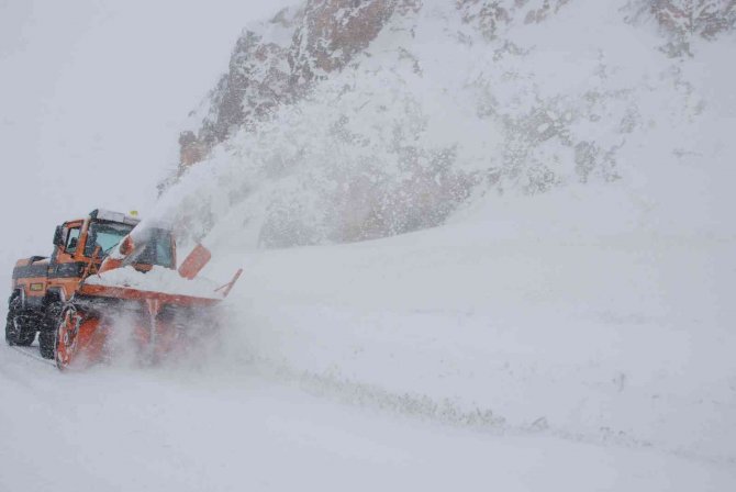 Antalya-Konya karayolunda kar kalınlığı 50 santimetreye ulaştı