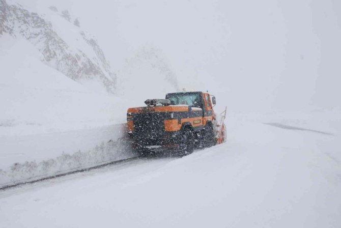 Antalya-Konya karayolunda kar kalınlığı 50 santimetreye ulaştı