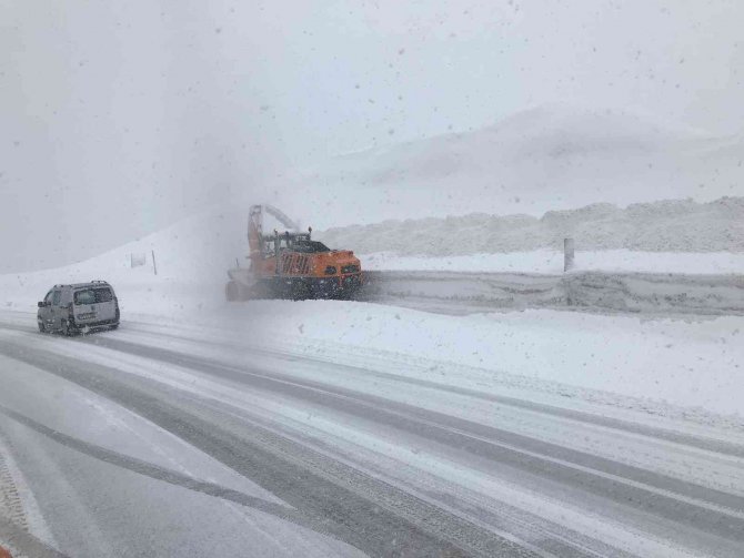 Antalya-Konya karayolunda kar kalınlığı 50 santimetreye ulaştı