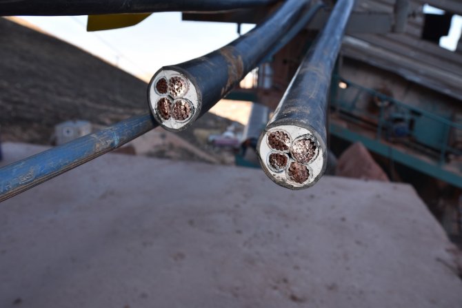 Bayburt’ta bakır elektrik kablolarını çalan 3 kişi tutuklandı