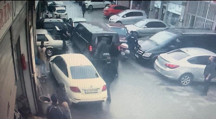 Film sahnelerini aratmayan taciz kovalamacası: Camı kırdı minibüsün içine atladı