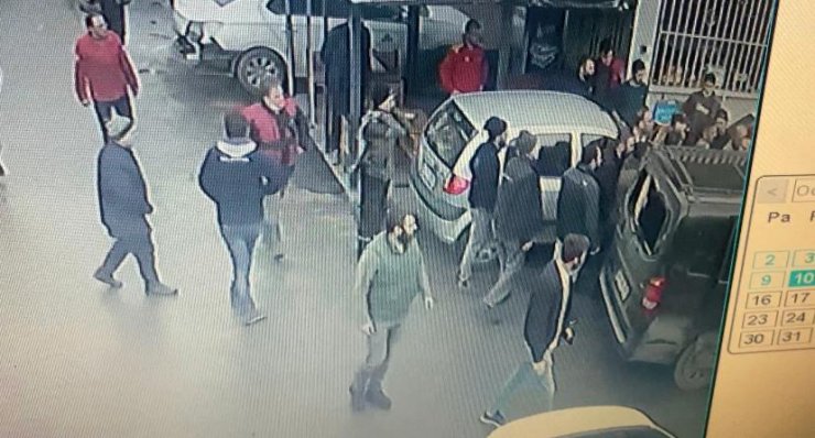 Film sahnelerini aratmayan taciz kovalamacası: Camı kırdı minibüsün içine atladı