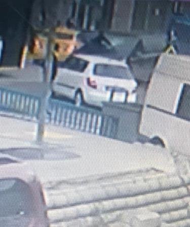 Film sahnelerini aratmayan taciz kovalamacası: Camı kırdı minibüsün içine atladı