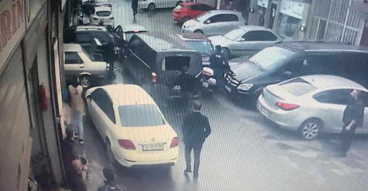 Film sahnelerini aratmayan taciz kovalamacası: Camı kırdı minibüsün içine atladı