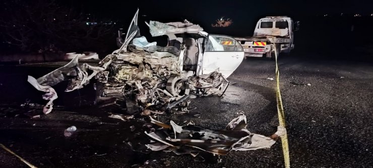 Otomobil, TIR'a arkadan çarptı: 1 ölü, 4 yaralı