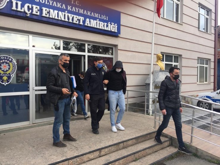 Sahte bilezikleri kuyumcu dükkanında takas edip, lüks otelde eğlendiler