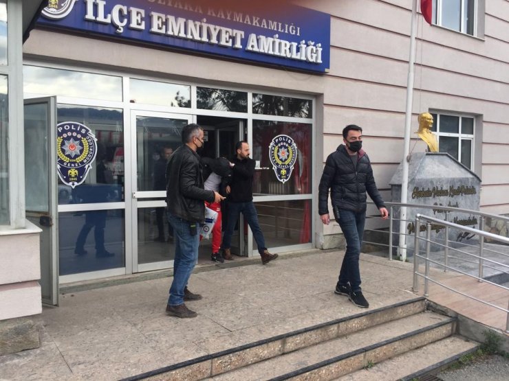 Sahte bilezikleri kuyumcu dükkanında takas edip, lüks otelde eğlendiler