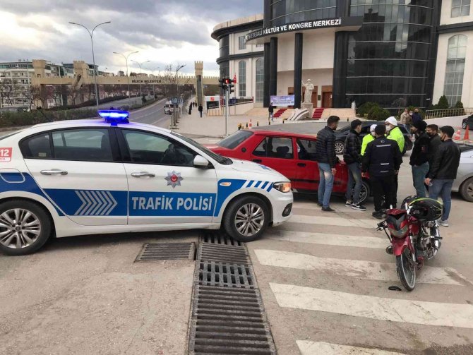 Sürücü taktığı kask sayesinde kurtuldu