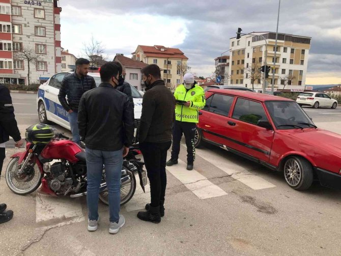 Sürücü taktığı kask sayesinde kurtuldu