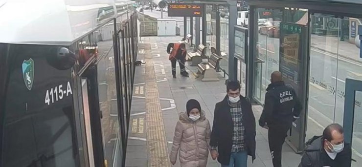 Tramvay altına giren kediyi, acil durum butonuna basan görevli kurtardı