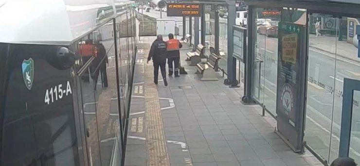 Tramvay altına giren kediyi, acil durum butonuna basan görevli kurtardı