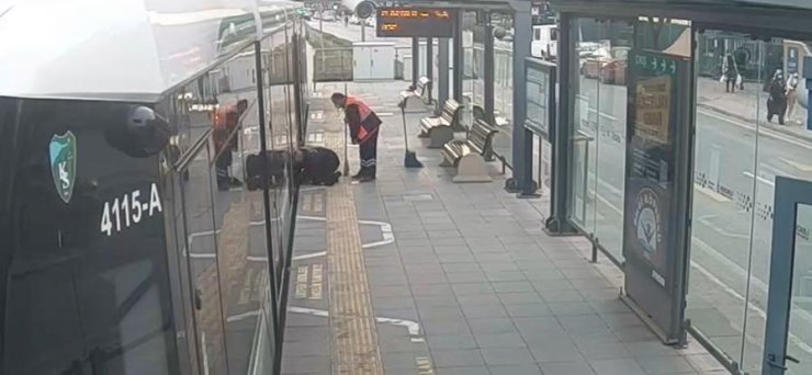 Tramvay altına giren kediyi, acil durum butonuna basan görevli kurtardı