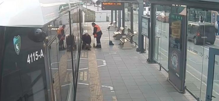 Tramvay altına giren kediyi, acil durum butonuna basan görevli kurtardı