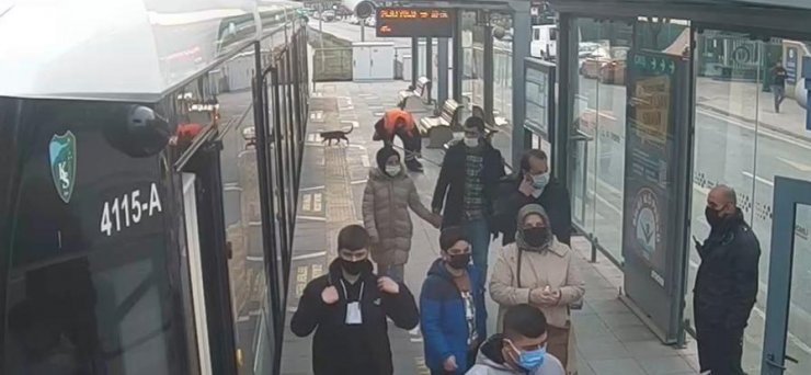 Tramvay altına giren kediyi, acil durum butonuna basan görevli kurtardı