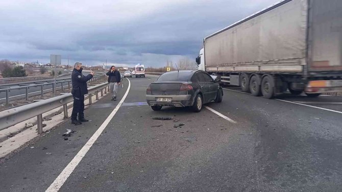 Yağış nedeniyle kayganlaşan yolda otomobil bariyere çarptı: 3 yaralı