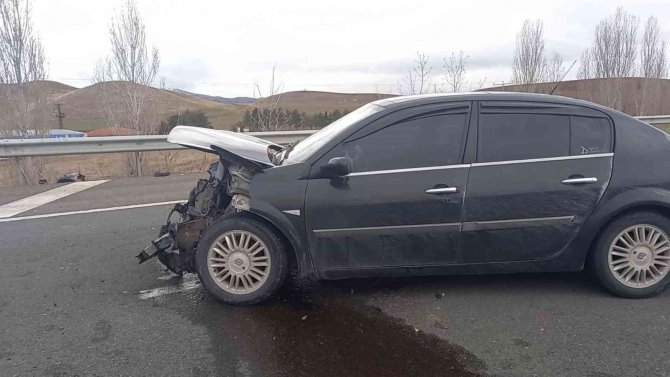 Yağış nedeniyle kayganlaşan yolda otomobil bariyere çarptı: 3 yaralı