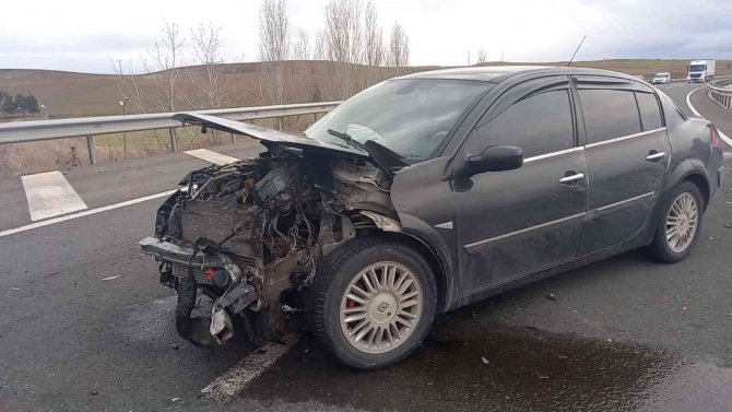 Yağış nedeniyle kayganlaşan yolda otomobil bariyere çarptı: 3 yaralı