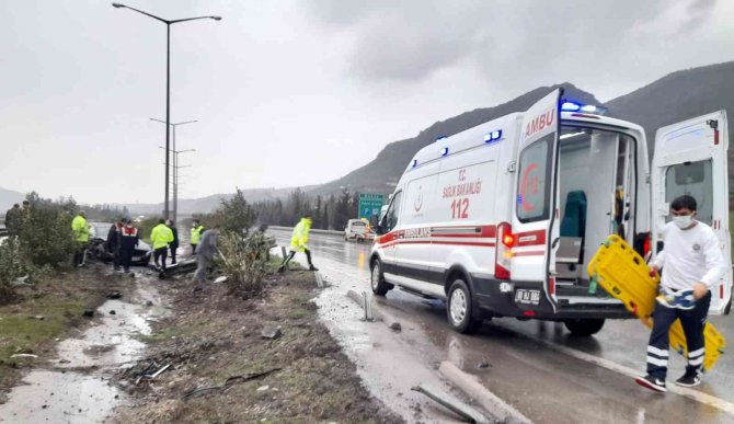 Yağmurlu havada kayan otomobil bariyerlere çarptı