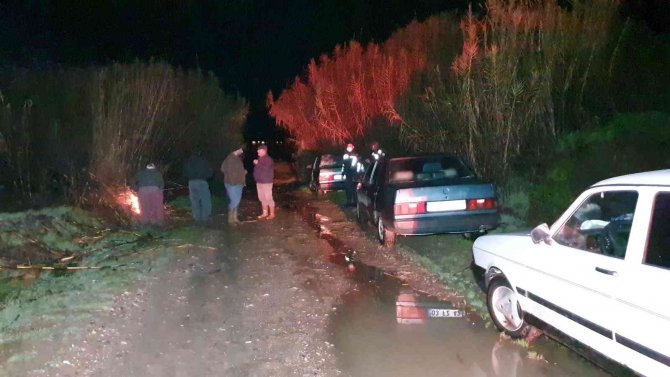 Bir anda yükselen suların ortasında kaldılar