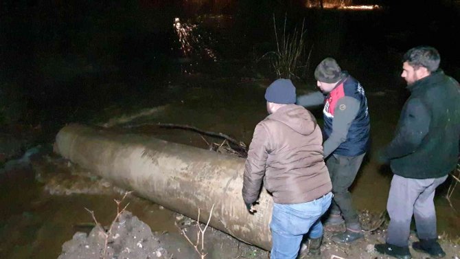 Bir anda yükselen suların ortasında kaldılar