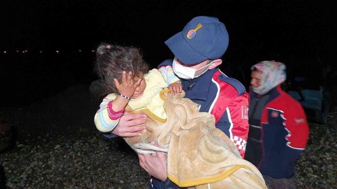 Bir anda yükselen suların ortasında kaldılar