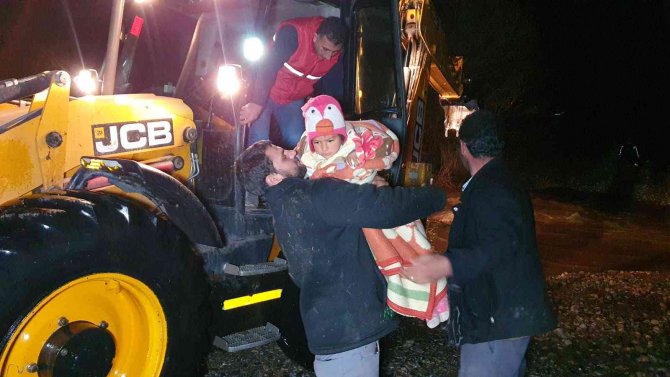 Bir anda yükselen suların ortasında kaldılar