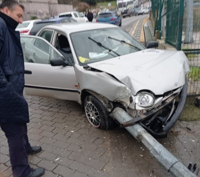 Elektrik direği araca ok gibi saplandı.