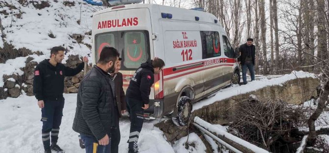 Hasta almaya giden ambulans karlı köprüde kayınca yardımına köylüler yetişti