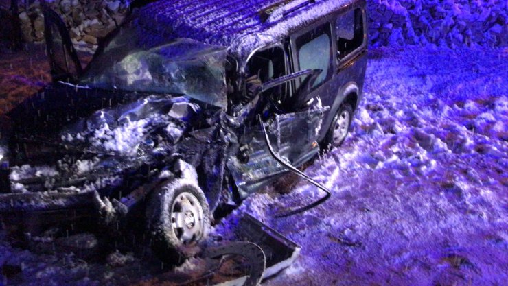 Karlı yolda midibüsle çarpışan hafif ticari araçtaki karı- kocayı ölüm ayırdı