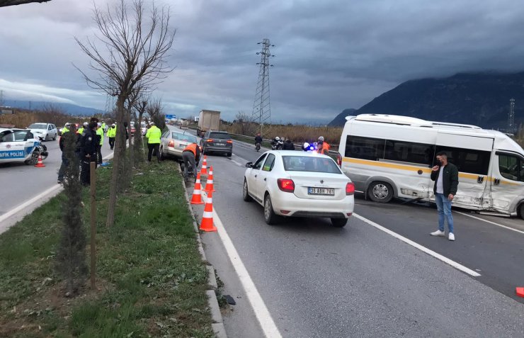 Kontrolden çıkan minibüs polis aracı ile otomobile çarptı: 1'i polis 2 yaralı