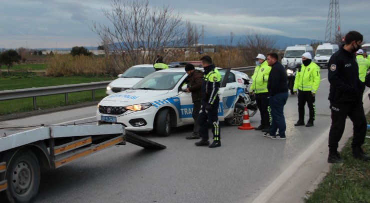 Kontrolden çıkan minibüs polis aracı ile otomobile çarptı: 1'i polis 2 yaralı