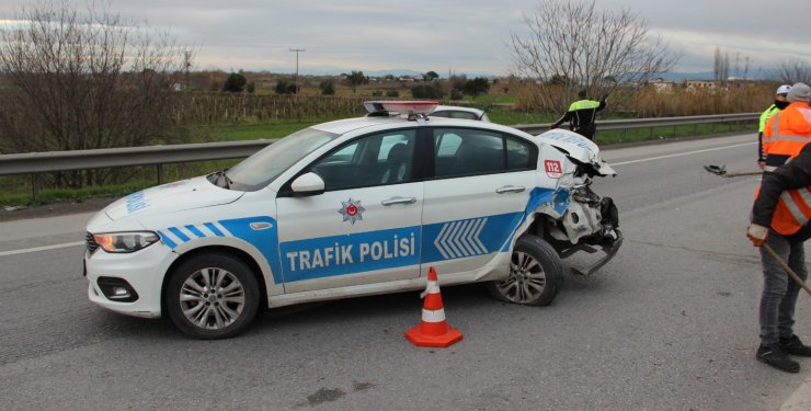 Kontrolden çıkan minibüs polis aracı ile otomobile çarptı: 1'i polis 2 yaralı