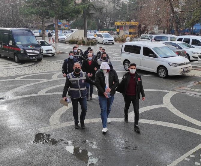 Konya’da uyuşturucu sattığı tespit edilen 2 kişi tutukladı