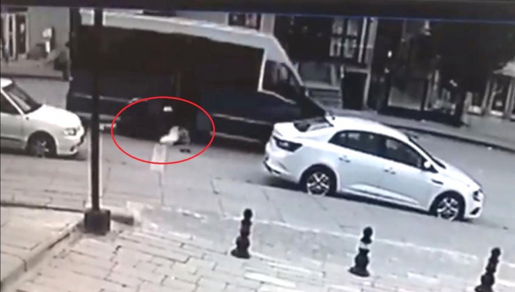 Liseli Helin, kapısı açık dolmuştan düşerek ağır yaralandı