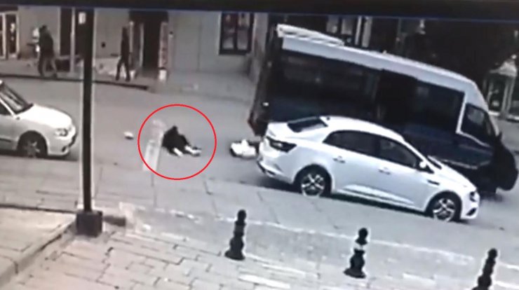 Liseli Helin, kapısı açık dolmuştan düşerek ağır yaralandı