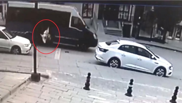 Liseli Helin, kapısı açık dolmuştan düşerek ağır yaralandı