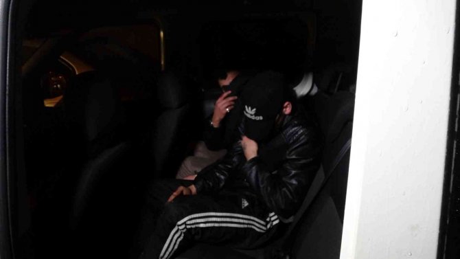 Makas kullanarak çalıştırıp çaldıkları kamyonetle 25 kilometre kaçtılar, kovalamaca sonucu yakalandılar