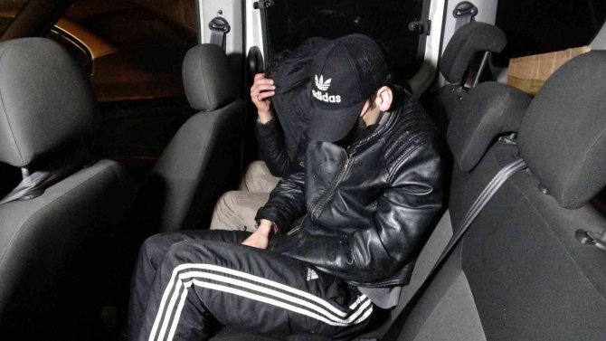 Makas kullanarak çalıştırıp çaldıkları kamyonetle 25 kilometre kaçtılar, kovalamaca sonucu yakalandılar