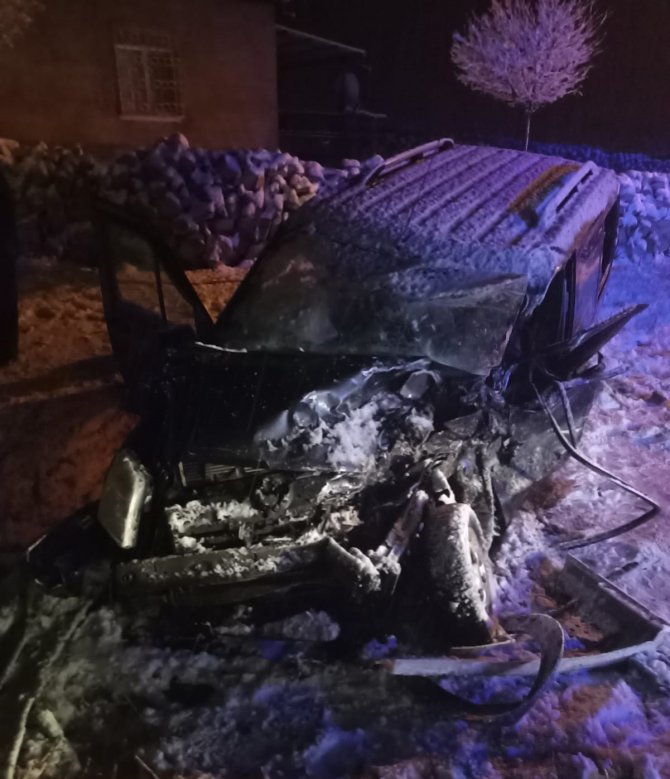 Midibüs ile hafif ticari araç çarpıştı: 1 ölü, 2 yaralı