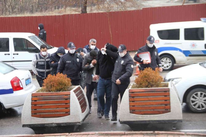 Polis tarafından suçüstü yapılan 4 şüpheliden 3’ü tutuklandı