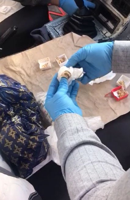 Sahte altınları bozdurmak isterken suçüstü yakalandı