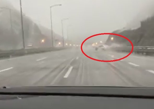 Tünel çıkışındaki kazayı arkadaki sürücü görüntüledi