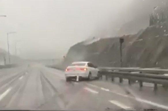 Tünel çıkışındaki kazayı arkadaki sürücü görüntüledi