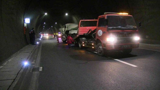 Tüneldeki kazada hurdaya dönen araçtan sağ kurtuldu